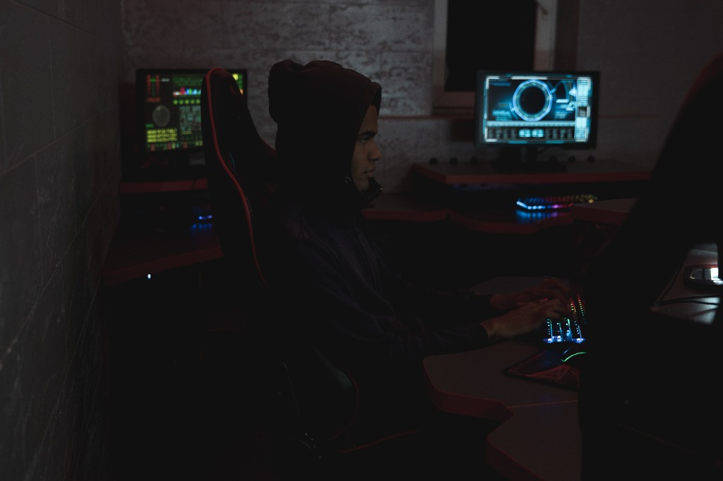 Growth and RevOps analysts configuring automated webhooks and Slack alert streams in under 30 minutes